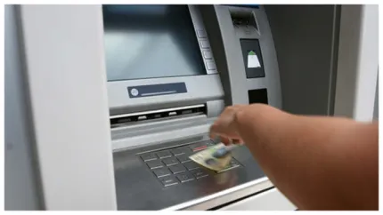 Ultima escrocherie la bancomat apărută în 2025. Infractorii folosesc bancnote pentru a fura carduri şi bani