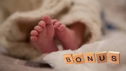 Bonus de 1.000 de euro pentru bebeluşi. Părinţii vor primi un mesaj cu condiţiile în care pot cere banii