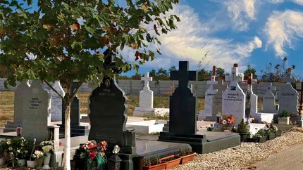 Cât costă un loc de veci în România în 2025. Prețuri uriașe, taxe ascunse și proceduri obligatorii