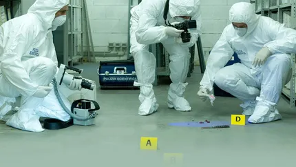 Un bărbat de 57 de ani din Italia și-a ascuns mama moartă în pivniță timp de trei ani și s-a deghizat în ea pentru a continua să-i încaseze pensia. Cum a fost prins de oamenii legii