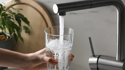 Cât costă apa potabilă. Topul oraşelor cu cel mai mic preţ apă. Unde se situează Bucureştiul