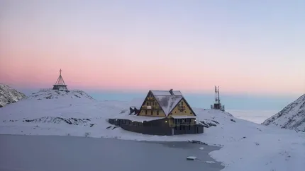 Cod roșu de vânt la Bâlea Lac – turiști rămași în cabane, după ce a fost oprită telecabina