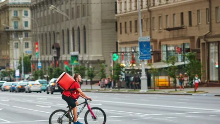 Un livrator de mâncare a rămas fără loc de muncă după ce și-a tuns barba