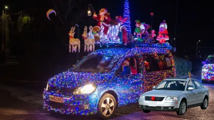 Decorațiunile de Crăciun pe mașină vor fi sancționate. Șoferii primesc amendă și reținerea talonului