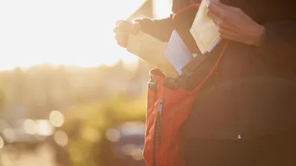 Când intră pensia, alocaţia, indemnizaţia de handicap şi venitul de incluziune în decembrie 2025. Calendar complet al plăţilor sociale