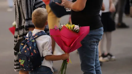 Prima zi a anului școlar, liberă pentru părinți. Inițiativa legislativă adoptată tacit de Senat