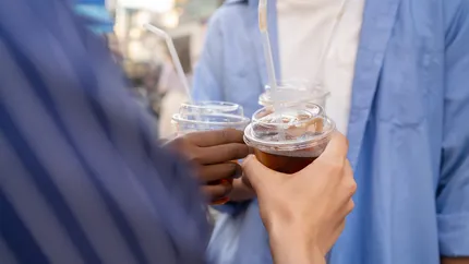 Evenimente de mare amploare: de ce sunt paharele de plastic rezistente soluția anti-risipă