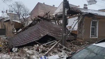 Explozie la Poliția Lugoj: doi polițiști transportați la spital, mai multe vehicule avariate