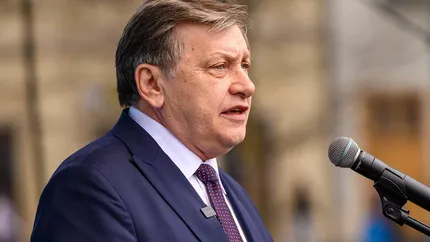 Crin Antonescu îl atacă pe premierul Ilie Bolojan: „Se comportă ca un instalator chemat să repare o țeavă”