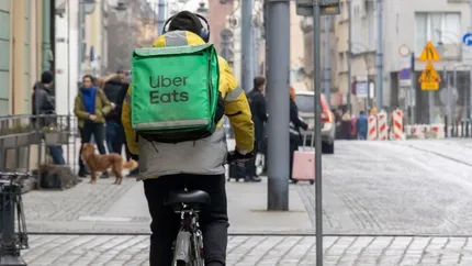 Uber Eats revine în România și reaprinde lupta din piața livrărilor