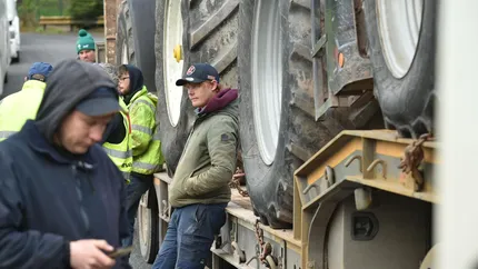 Irlanda scoate armata pe străzi pentru a înlătura protestele care blochează un port și o rafinărie