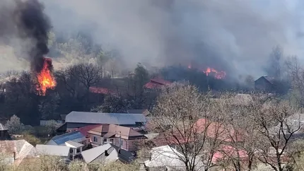 Incendiu extins în Vrancea: 18 gospodării ard, mai multe echipaje mobilizate din județe învecinate