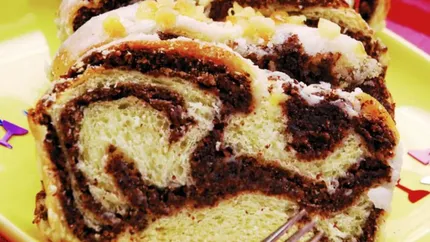 Cozonacul cu nucă, reperul mesei de Paște. Rețeta clasică și regulile pentru un aluat reușit