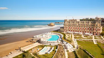 Biarritz, orășelul francez cu deschidere directă către aproape 4 km de golfuri și plaje cu nisip fin