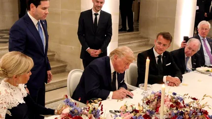 Donald Trump a semnat memorandumul cu Iranul în timp ce lua masa la Versailles