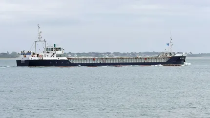 Un cargou turcesc, lovit de o dronă rusească în Marea Neagră, a luat foc