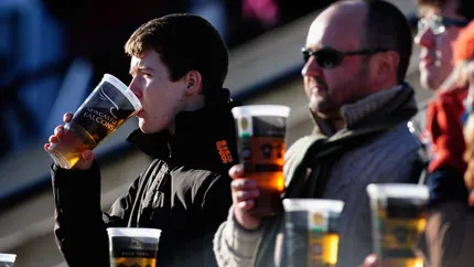 Bere pe stadioane, aprobată de Parlament. Deputații permit vânzarea băuturilor slab alcoolizate la meciuri