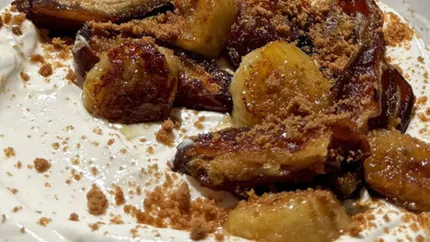 Desertul viral pe rețelele sociale: Iaurt grecesc cu curmale caramelizate, gata în 10 minute