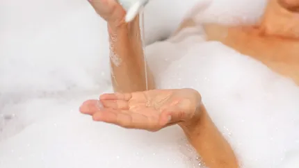 Gel de duș antibacterian vs gel de duș hidratant: Când și cum le folosești
