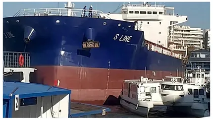 O navă cargo sub pavilion Panama a lovit pontoane și ambarcațiuni în Portul Tulcea