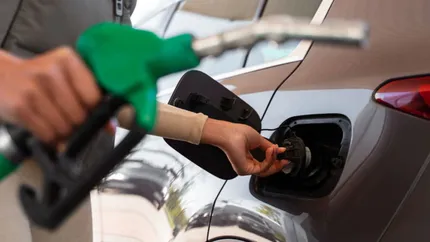 Carburanții s-au scumpit din nou în România. Cât economisesc șoferii dacă alimentează în Bulgaria sau Ungaria