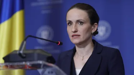 Oana Țoiu: România trebuie să înainteze în fața „furtunilor” geopolitice. „Nu trebuie să alegem între SUA și UE”