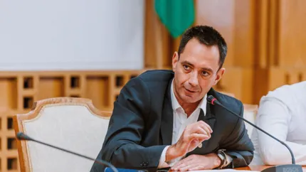 Scandal în Parlament pe tema Drapelului Național: UDMR respinge proiectul AUR privind „sărutul obligatoriu” al tricolorului