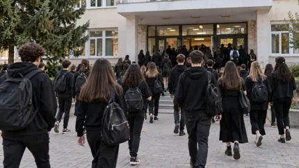 Protest în școli împotriva uniformei obligatorii. Elevii sunt chemați să poarte negru luni