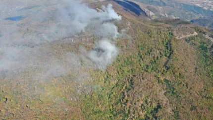 Incendiile de pădure continuă în Caraș-Severin și Vâlcea. Trei elicoptere Black Hawk, mobilizate la Băile Herculane