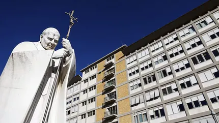 Papa Leon al XIV-lea a ajuns la Spitalul Gemelli. Operația pentru îndepărtarea unei formațiuni pulmonare ar putea avea loc marți sau miercuri
