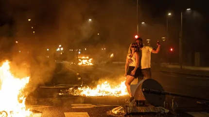 Protestele din Franța, ținta unui val de dezinformare online. Imagini vechi și videoclipuri generate cu AI, prezentate drept dovezi ale violențelor recente