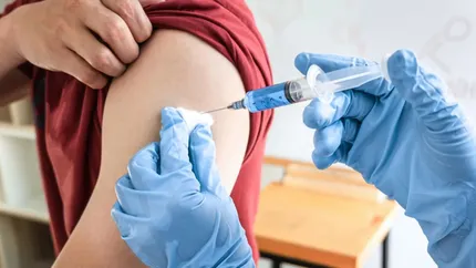 A început vaccinarea antigripală. Cine se poate imuniza gratuit și cât costă vaccinul pentru ceilalți