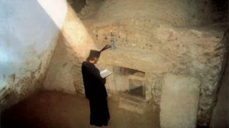 Atenţie în cine vă încredeţi: Un fals călugar înarmat a fost reţinut în zona Dealului Patriarhiei