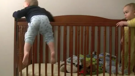 Evadarea din pătuţ: Cum scapă un bebeluş de ora de somn VIDEO