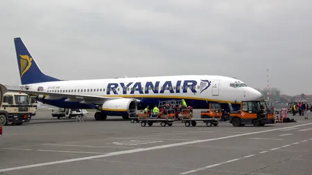 Un avion al companiei Ryanair a fost reparat cu bandă de scoci