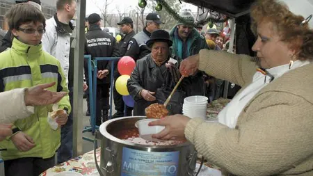 Bucureşti: ţuică fiartă şi fasole cu costiţă de la primării de 1 Decembrie