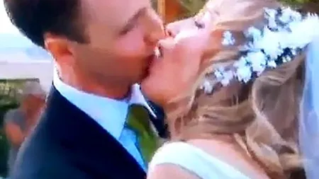 Cel mai ciudat sărut: Un cuplu proaspăt căsătorit devine celebru pe YouTube VIDEO