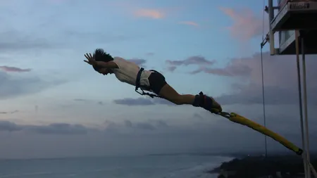 Lungimea contează în bungee jumping. Iată dovada VIDEO