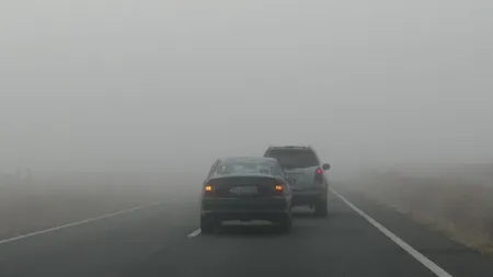 Infotrafic: Ceaţă densă pe mai multe drumuri naţionale din întreaga ţară
