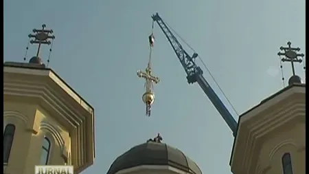 O cruce poleită cu aur a fost montată pe cupola Catedralei din Caransebeş VIDEO