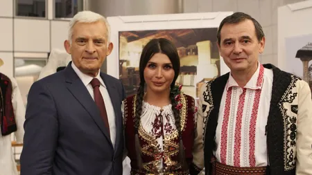 Elena Băsescu promovează România în costum popular FOTO