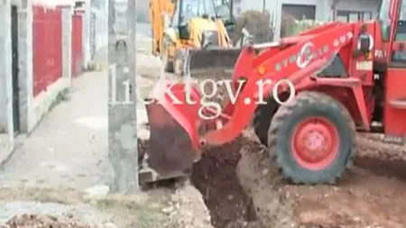 Incredibil: Un avocat a turnat pământ peste o femeie, cu excavatorul