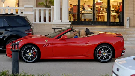 Paris Hilton şi-a făcut cadou un Ferrari de Ziua Recunoştinţei