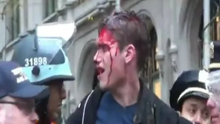 Român participant la mişcarea Occupy Wall Street, plin de sânge la New York VIDEO