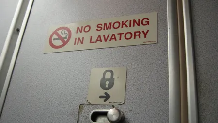 Un pilot blocat în toaleta avionului declanşează alarma antitero