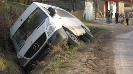 Accident rutier grav la Sibiu. Şoferul unui microbuz de curierat rapid a murit