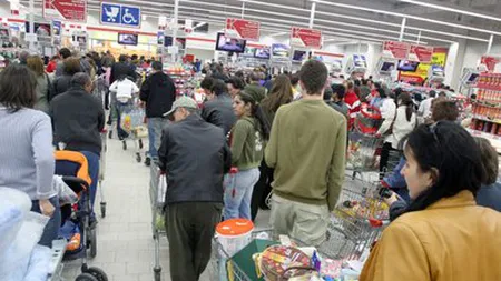 Aglomeraţie în magazinele din Bucureşti, în ultimul weekend dinaintea Crăciunului