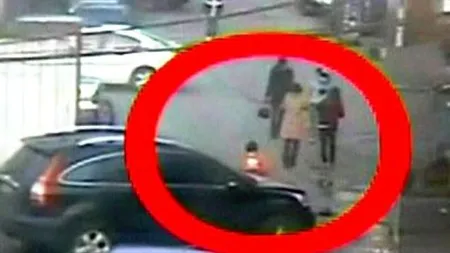 O fetiţă a scăpat cu viaţă după ce a fost călcată de o maşină de teren - VIDEO