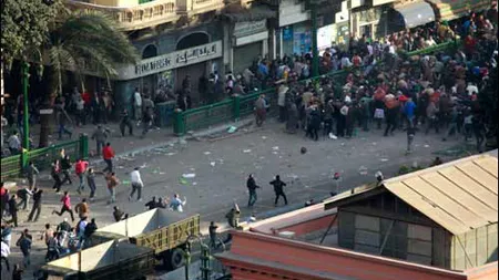 Egipt: Protestatarii se bat cu poliţia militară în piaţa Tahir - VIDEO
