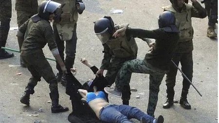 Ziua în imagini. O femeie este bătută de poliţie în Cairo. Imaginea a făcut înconjurul lumii